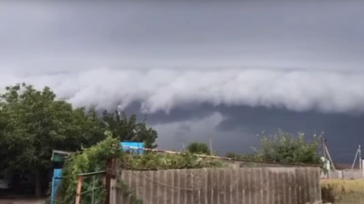 Грозовой воротник появился в небе над Азовским морем — видео
