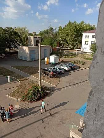 На Николаевщине мужчина припарковал авто прямо на клумбе горбольницы