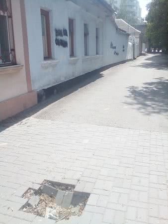 На пешеходном переходе в Николаеве провалилась тротуарная плитка