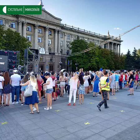 В Николаеве горожане без масок и мер предосторожности праздновали День молодежи