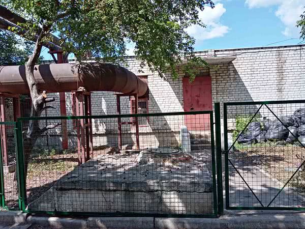 В микрорайоне Николаева установили ограждение возле котельной