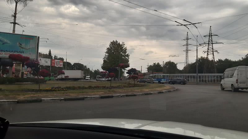 В Николаеве красивые цветы на клумбе украшают кольцо на пересечении проспектов Мира и Богоявленского