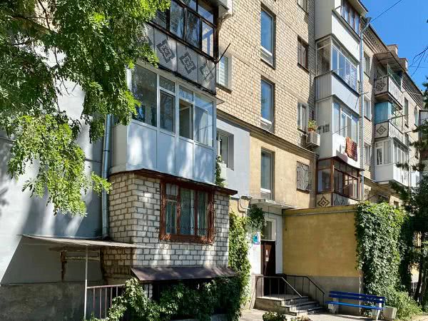 В Николаеве жители многоэтажки сделали ремонт крыши, детской площадки, собираются приводить в порядок подъезды