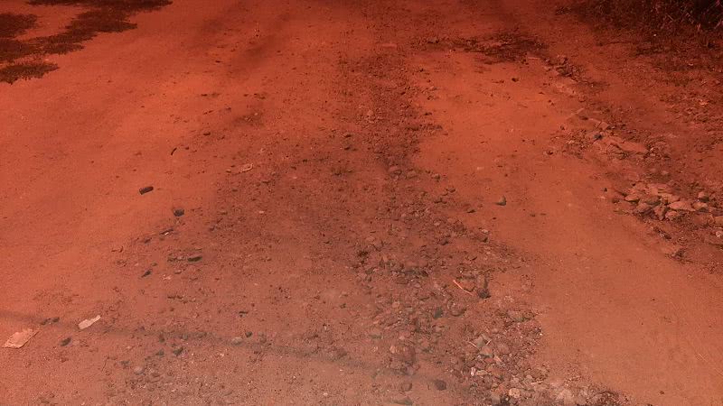 В микрорайоне Николаева нет дорожного покрытия, люди ходят по песку и камням — видео