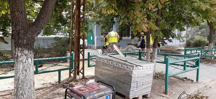 В Николаеве убрали старый асфальт и проложили плитку возле школы