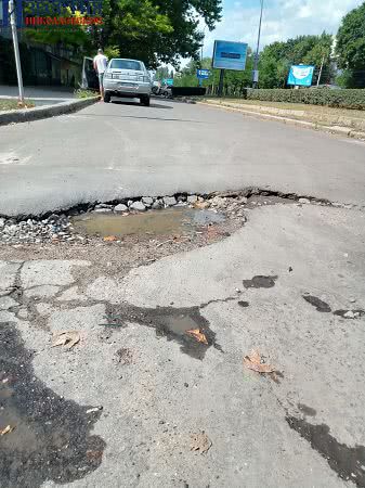 В Николаеве вырезают хороший асфальт, а проблемные участки игнорируют
