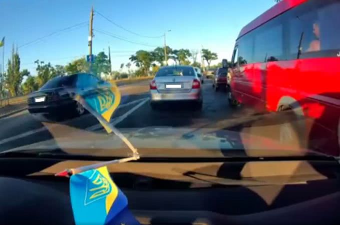 В Николаеве при въезде на Варваровский мост 5 водителей создавали аварийную ситуацию