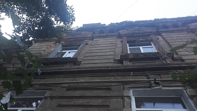 В многоквартирном доме в Николаеве нет воды, окон, камни падают на голову