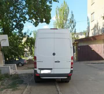 В Николаеве жителям улицы приходится обходить разбитый тротуар по проезжей части — фото