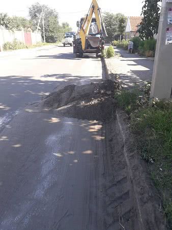 В частном секторе микрорайона Николаева чистят бордюры