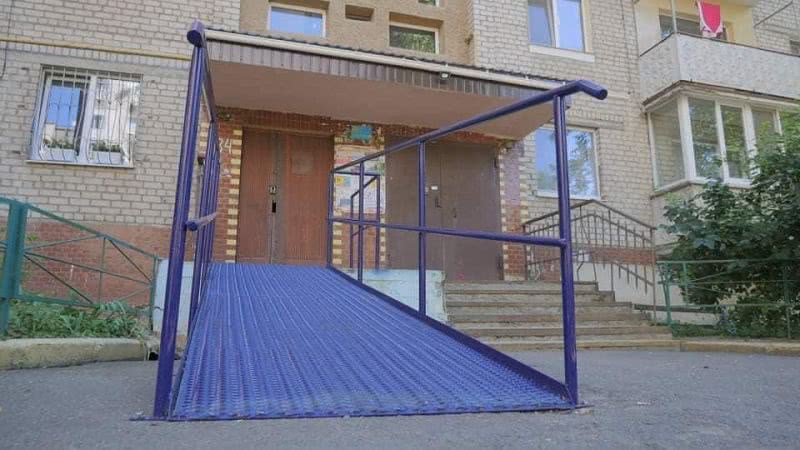 Во многих подъездах Николаева появились новые пандусы