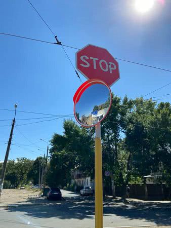 В Николаеве на улицах устанавливают дорожные зеркала