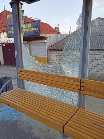 В Николаеве неизвестные разбили новую остановку общественного транспорта