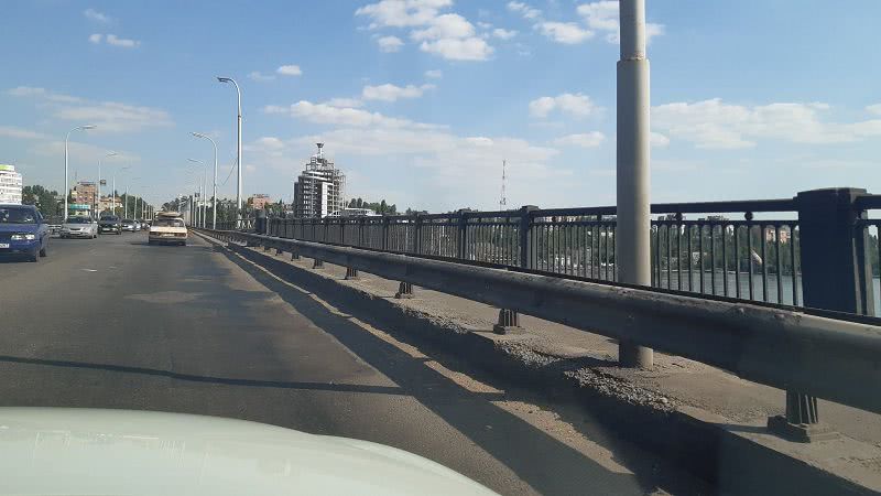 На Южнобугском мосту в Николаеве «поплыл» асфальт, обсыпаются бордюры