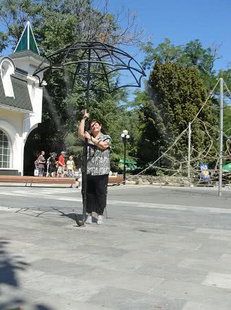 В сквере Николаева установили освежающий зонтик