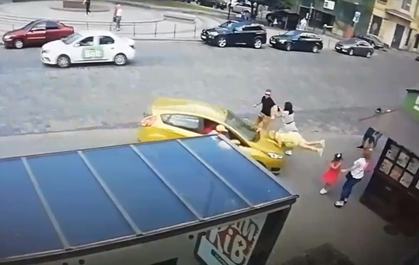 Во Львове дважды сбили пешехода на остановке (18+)