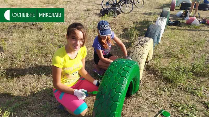 В микрорайоне Николаева дети и их родители своими силами занимаются благоустройством детской площадки