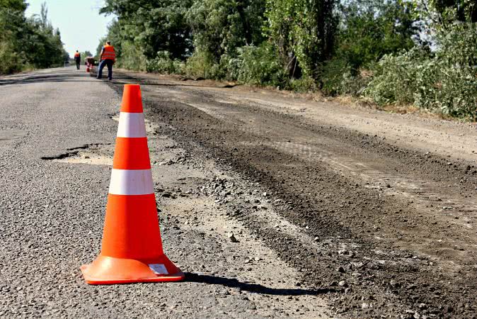 В Николаевской области ремонтируют проблемную трассу к курортному городу