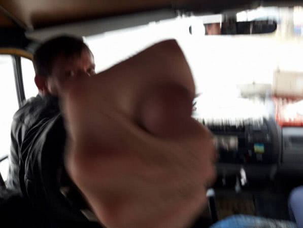 В Днепре маршрутчик высадил пассажирку в поле среди ночи