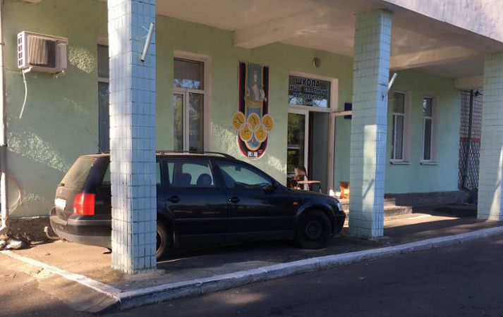 В Николаеве водители паркуются на пешеходных переходах и тротуарах — фото