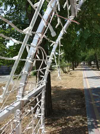 В сквере города на Николаевщине повредили арки и оборвали на них освещение