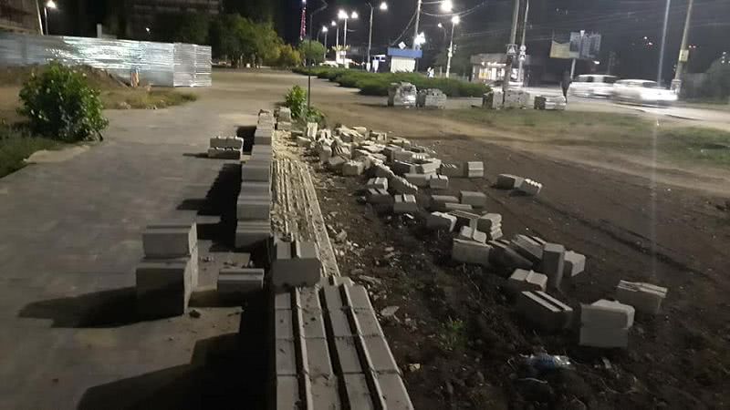 В сквере Николаева неправильно проложили тротуарную плитку, теперь по аллее невозможно пройти