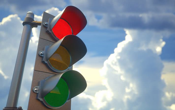В Николаеве водители автомобилей не пропускают пешеходов на переходе, по которому идут много студентов