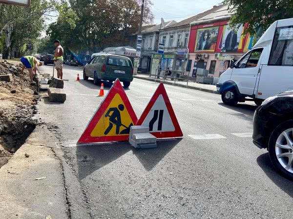 В Николаеве завершают капитальный ремонт тротуара на Московской