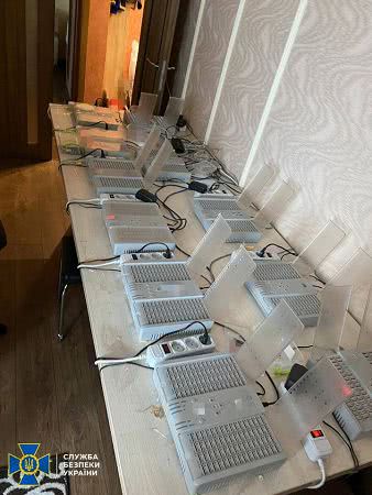 Спецтехніка на мільйон і понад 22 тисячі SIM-карток: СБУ викрила потужну ботоферму РФ