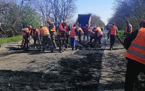 На трассе Т-15-10 ударными темпами заделывают дырки