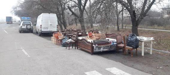 Магазин под открытым небом: в Варваровке продавали кровати возле пешеходного перехода на трассе