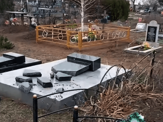 Ночью на кладбище в Николаевской области разбили 100 могил