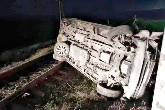 Mercedes-Benz перевернулся на железнодорожном переезде на Николаевщине и заблокировал проезд