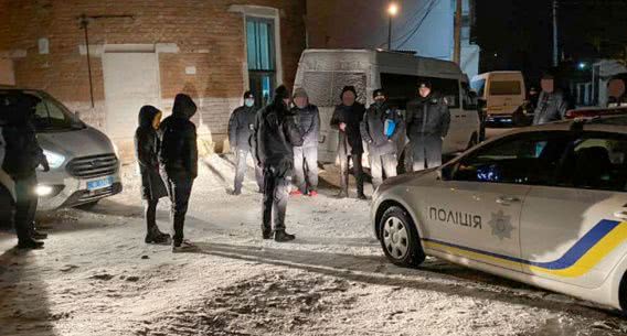 В гаражах на окраине Николаеве торговали коноплей