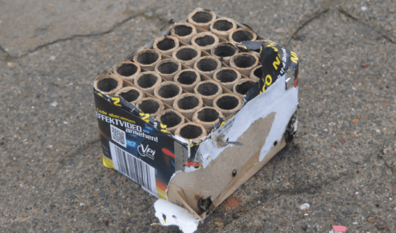 В Николаеве мужчина стрелял фейерверком по прохожим и жилым домам (видео)