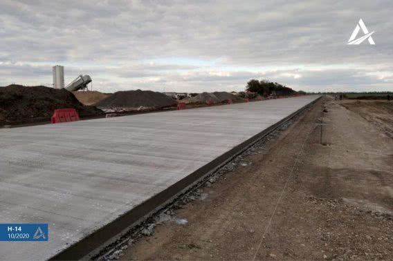 На цементобетонном участке трассы Кропивницкий-Николаев уже укрепляют обочины