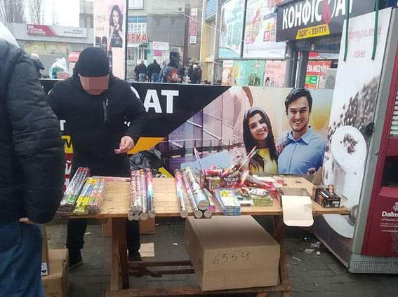 Николаевская полиция «зачистила» уличных торговцев пиротехникой: изъято «салютов» на 72 тысячи гривен