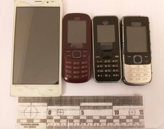 Сидельцу из Николаевского СИЗО барышня прислала посылочку с четырьмя мобильными телефонами