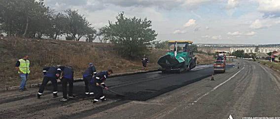 На трех трассах Николаевской области латают дыры
