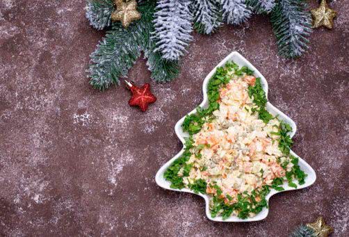 Чтоб не стоять у плиты. Сколько стоит накрыть новогодний стол блюдами из ресторанов и супермаркетов