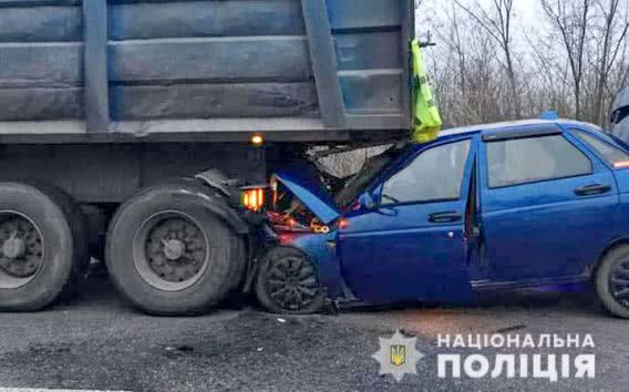 Смертельная авария на трассе Н-11: под фуру, припаркованную на дороге, влетел ВАЗ-2110