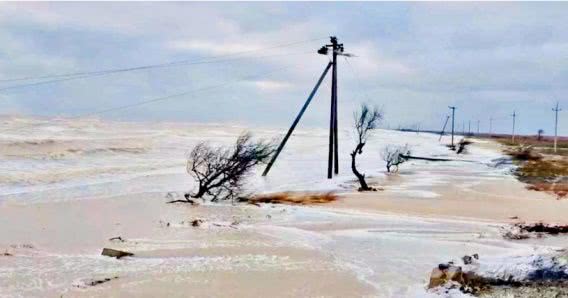 Шторм на Азовском море "съел" пляжи: берега не осталось (видео)
