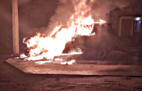 Ночью на стоянке сгорели припаркованные рядом Toyota Land Cruiser и Volksvagen