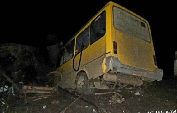 На Николаевщине рейсовый автобус проломил забор частного дома и упал в бассейн