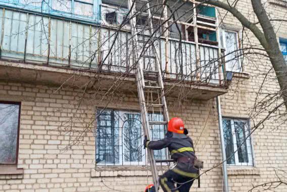 В Николаеве грузную пациентку спускали к «скорой» спасатели