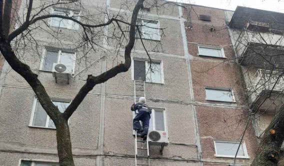 1 января николаевские спасатели вскрыли две квартиры, чтобы помочь старикам