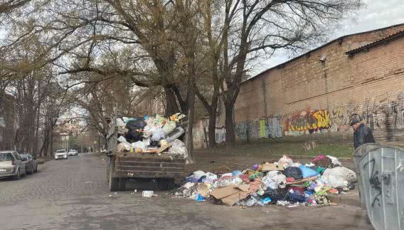 В Николаеве начали убирать кучи листвы, превратившиеся в стихийные свалки