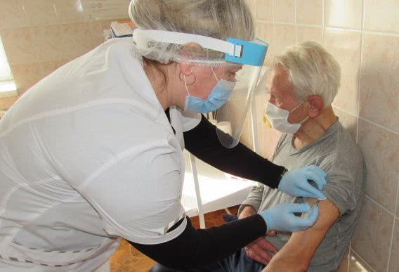 Уже прививают стариков: в Березанской ОТГ начался второй этап вакцинации