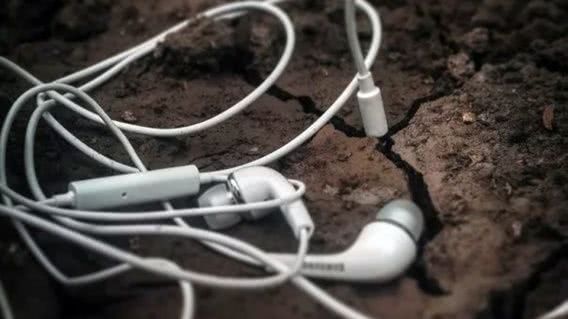 На перегоне у Снигиревки поезд сбил женщину в наушниках