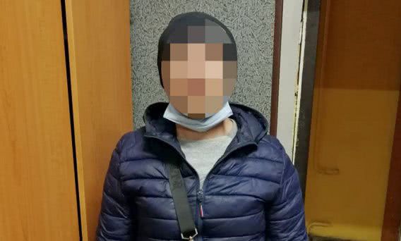 В Николаеве незнакомец, который зашел за старушкой в подъезд, вломился за ней в квартиру